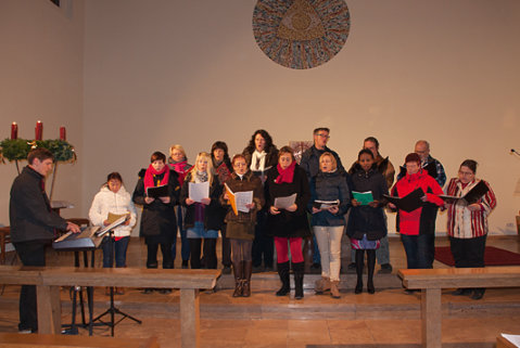 Gospelchor beim Auftritt in der Kirche Viereck